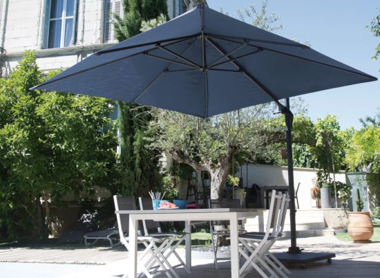 Alizé – L’utilisation d’un parasol déporté est une bonne solution pour gagner de l’espace et suivre les mouvements du soleil au fil de la journée